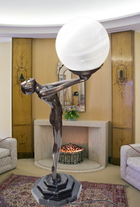 Art Deco Kvinde ser lyset