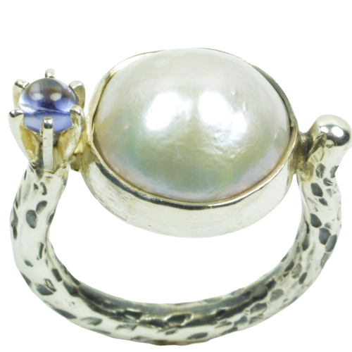 Unika sølvring med lysegrå perle samt en iolit